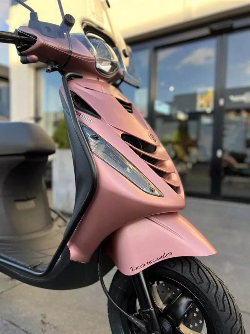 Tensen-scooter-piaggio-zip-E4-E5-2021-2022-nieuw-rose-gold-special-speciaal-sp-look-full-option-Windscherm