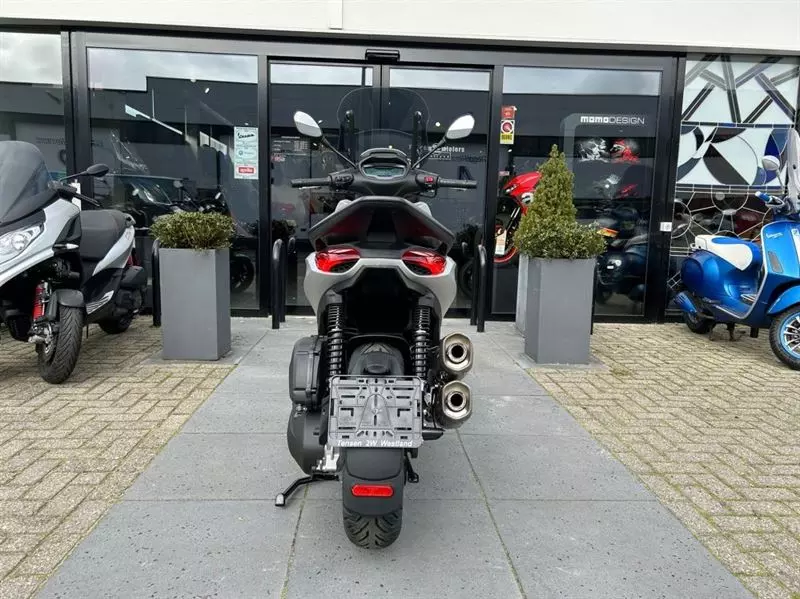 achterkant-beverly-led-verlichting-motorscooter-met-een-sportieve-pijp-akrapovic-naaldwijk-maasdijk-rijswijk-moerwijk-