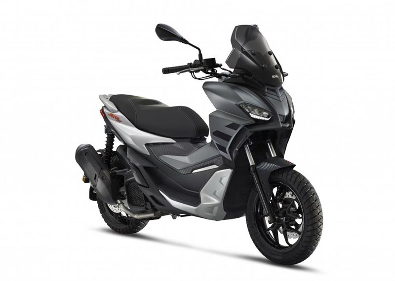 Motorscooters - 2021_Aprilia_SR_GT_125_girigio_3-4AntDX_posizione_bianco