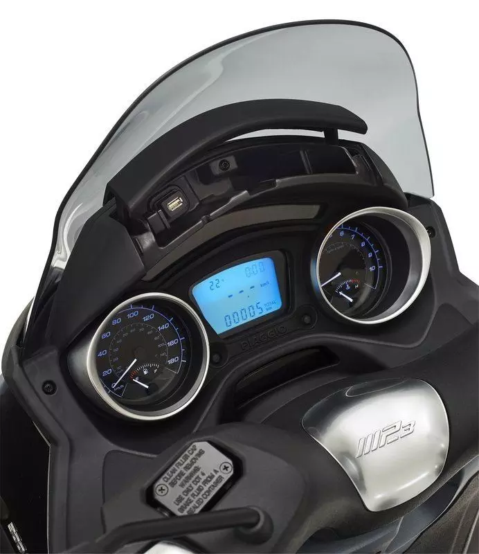 Piaggio-MP3-marzo-19-USB-hpe-driewieler-tensen-motorscooter-detail-dashboard-piaggio-vespa