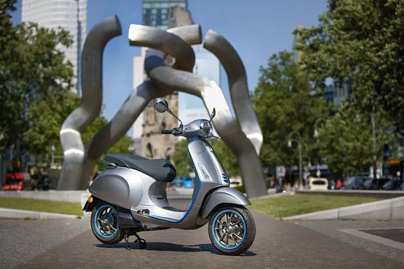 Vespa-Elettrica-2019-scooter-rijden-zomer-elektrisch-snor-brom-brommer