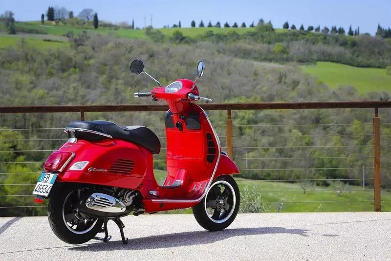 Vespa-gts-300-125-motor-scooter-motorscooter-Italië-Italiaans-rood