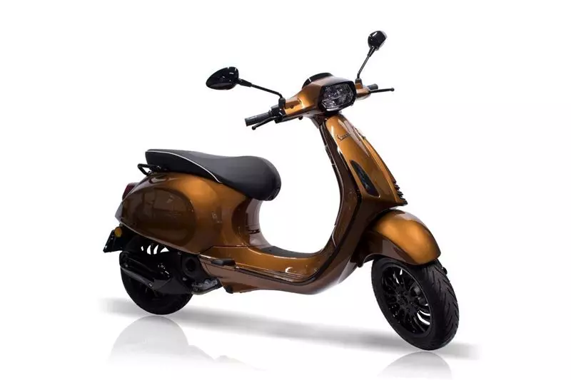 Vespa - Vespa-sprint-special-custom-made-westland-piaggio-brommer-scooter-naaldwijk-tensen-tweewielers-gold-colour-mirror-side-black-exclusief-first