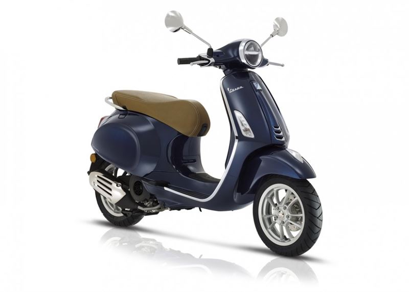 Motorscooters - Vespa_primavera_new_nieuw_model_tensen_tweewielers_westland_rosso_windscherm_scooter_brommer_piaggio_black_zwart_blue_blauw