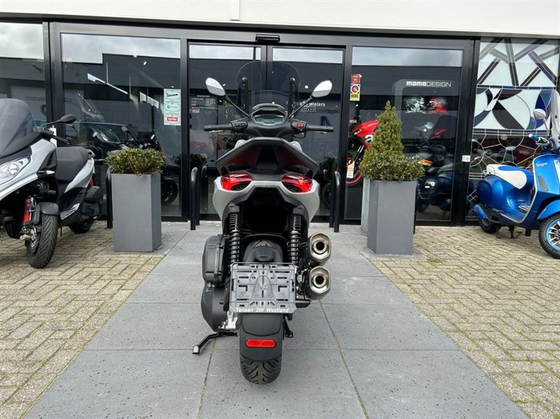 Piaggio - achterkant-beverly-led-verlichting-motorscooter-met-een-sportieve-pijp-akrapovic-naaldwijk-maasdijk-rijswijk-moerwijk-