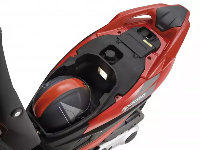 Aprilia - aprilia-sxr-helm-systeem-jet-custom-malossi-vario-matt-zwart-sport-rood