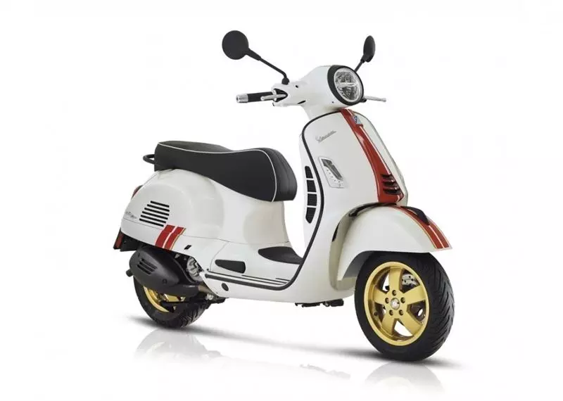 Motorscooters - front-voorkant-GTS-racing-sixties-vespa-nieuw-new-model-wit-groen-scooter-modern-special-side-racing-sixties-zijkant-goud-velgen-wit