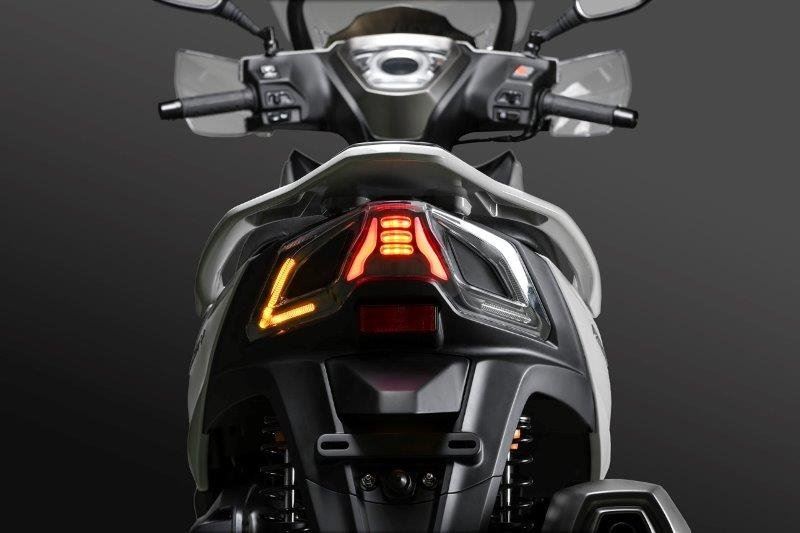 kymco-300i-motorscooter-tensen-scooter-nieuw-new-300cc-16inch-grijs-grey-led-noodoe-back