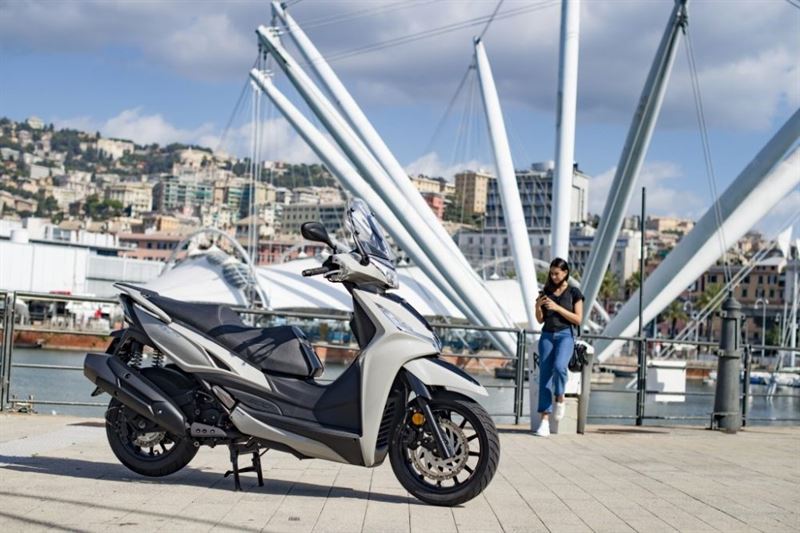 Motorscooters - kymco-300i-motorscooter-tensen-scooter-nieuw-new-300cc-16inch-grijs-grey-led-noodoe-side