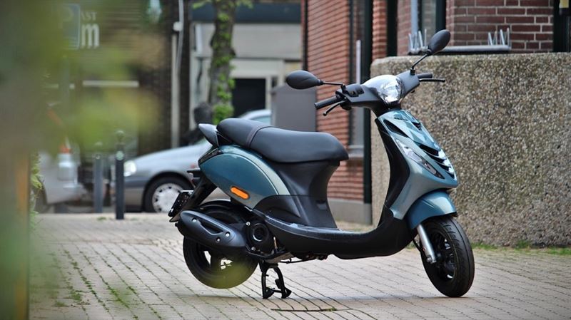 piaggio-scooters-koop-je-bij-tensen-de-scooter-specialist-in-het-westland-officieel-dealer-custom-made-sp-led-gouda-dordrecht-sliedrecht-papendrecht-riderkerk