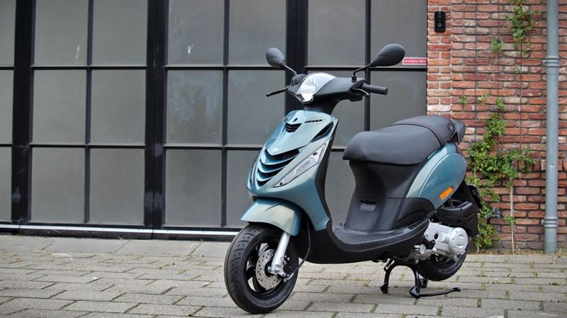 piaggio-zip-4t-blauw-parelmoer-special-custom-sp-aanbieding-tensen-scooters-gray-45-km-iget-sport-led-power-one-accessoires-wateringen-naaldwijk-maasdijk-ypenburg-dealer-store-vespa
