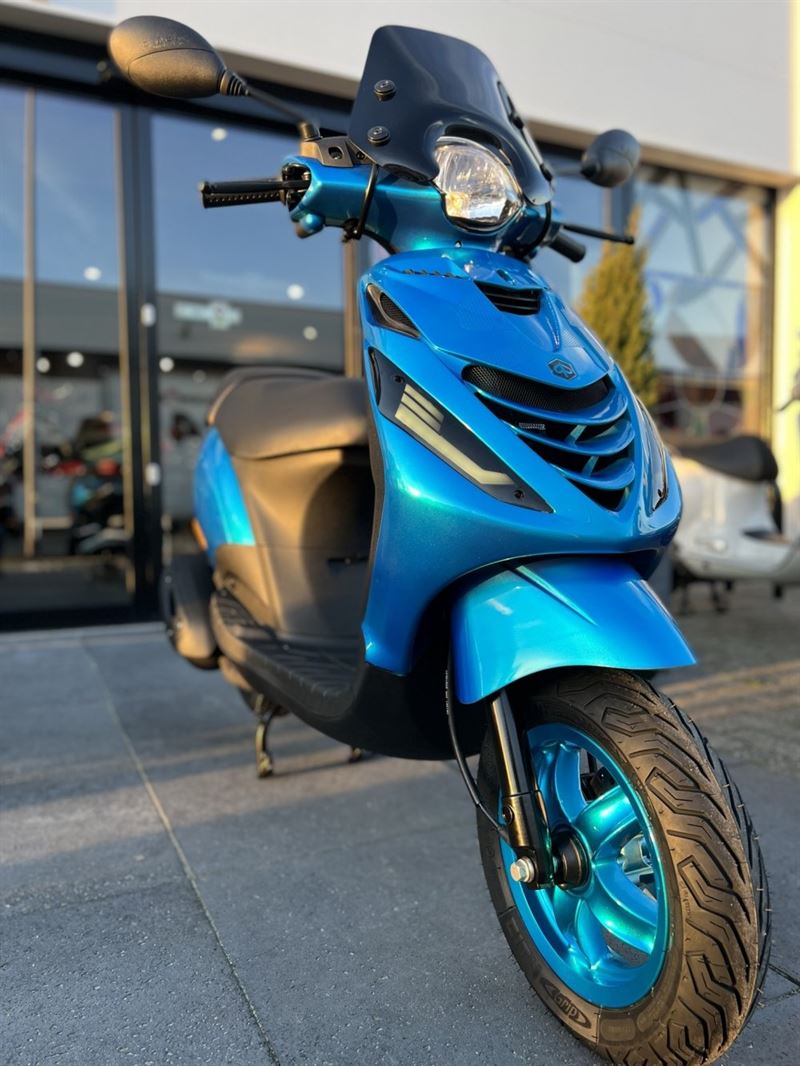Nieuwe scooters - piaggio-zip-Candy-Blue-kopen-aanbieding-naaldwijk-scooters-poeldijk-vaivai-rotterdam-tensen-e5-45km-led