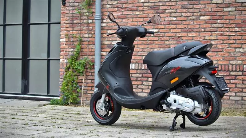 Nieuwe scooters - piaggio-zip-sp-carbon-brom-snor-e4-4t-kopen-special-tensen-naaldwijk-poeldijk-wateringen-rijswijk-kijkduin-rotterdam-schiedam