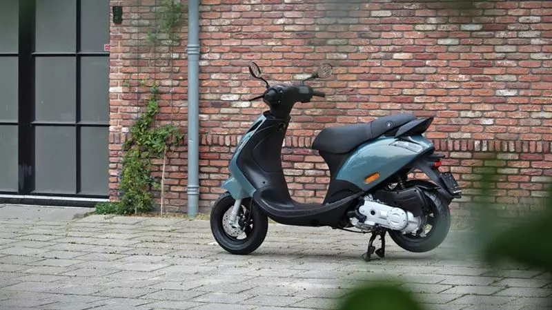 piaggio-zip-sp-kopen-tensen-scooters-westland-voorraad-grote-dealer-occaasion-sp-blauw-gray-special-custom-parelmoer-led-knipper-lichten-achter-licht-service-garantie-ophaal