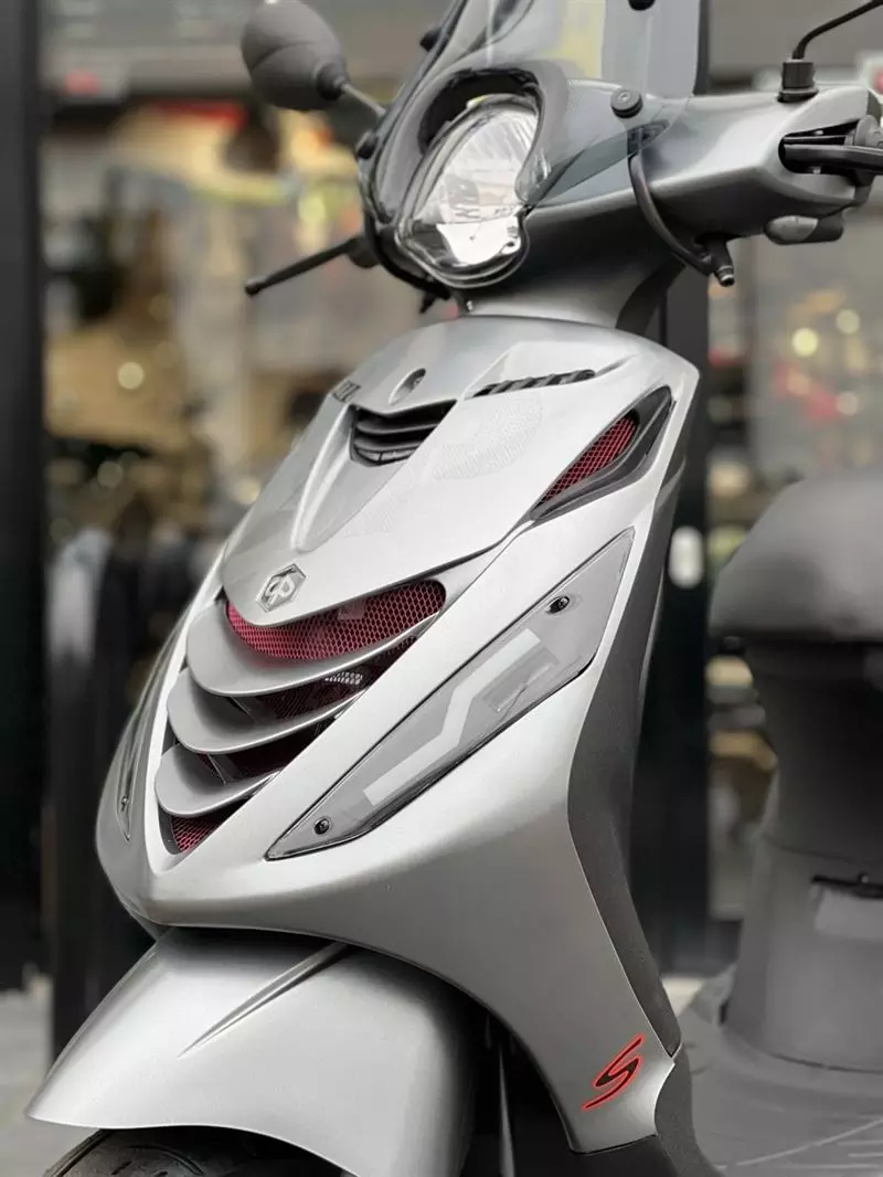 Nieuwe scooters - piaggio-zip-sp-sport-amg-grijs-hand-gemaakt-custom-led-accessoires-smoke-michelin-malossi-uitlaat