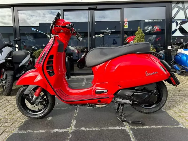 rode-vespa-gts-motorscooter-125-250-300-akrapovic-led-verlichting-utrecht-nieuwegein-houten-lexmond-leerbroek-culemborg-zeist