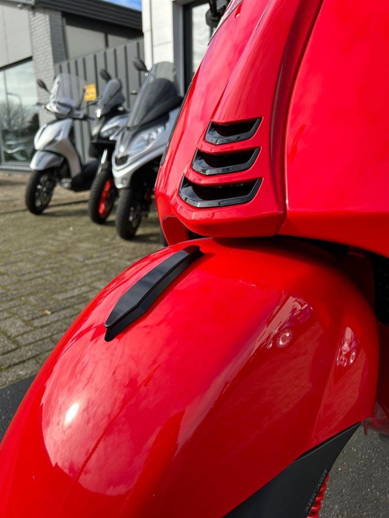 sierneusje-spatbord-stropdas-zwart-moto-nonstra-pordoi-zelioni-scootercenter-naaldwijk-sgravenzande-westland-scooters-accessoires-zwart-accent-vespashop