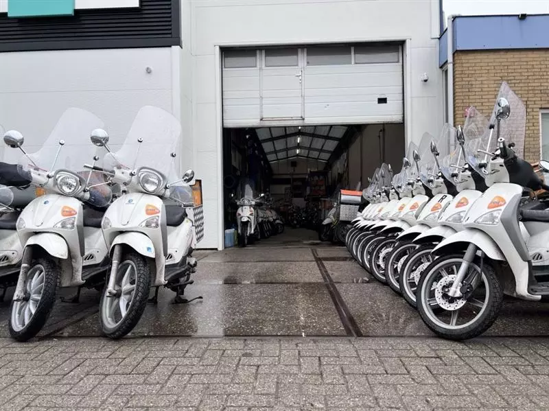 tensen-scooters-post-nl-nederland-bezorg-dienst-transport-reparatie-ontzorgen-service-zuidholland-rijschool-huren-halen-bezorgen-voorraad-piaggio-liberty-delivery